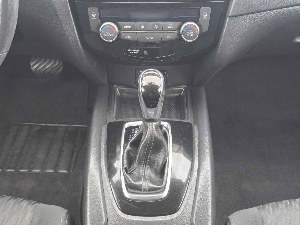 Used 2017 Nissan Rogue SV w/ SV Premium Package image 13