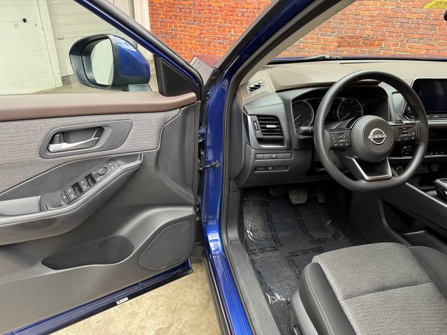 Used 2023 Nissan Rogue SV image 9