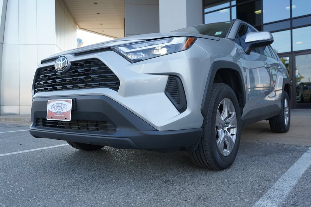 Used 2025 Toyota RAV4 XLE AWD/4WD image 4