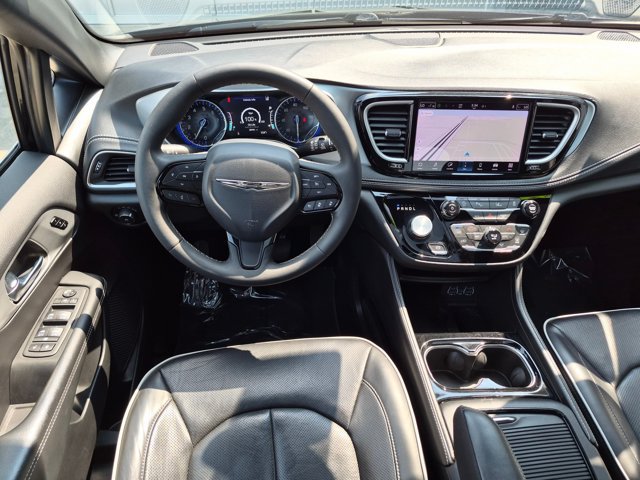 Used 2025 Chrysler Pacifica Limited FWD image 31