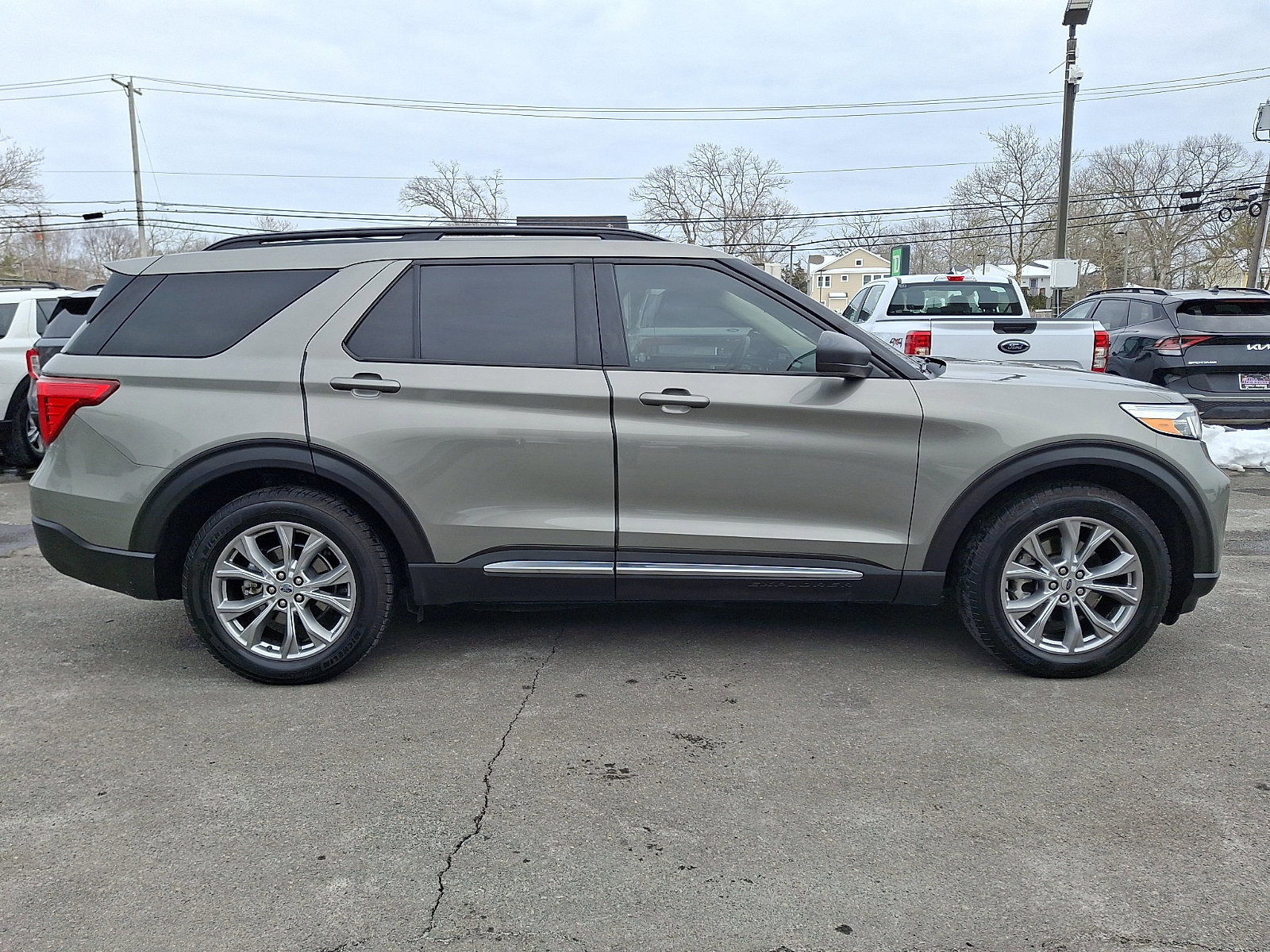 Certified 2020 Ford Explorer XLT w/ Equipment Group 202A image 3