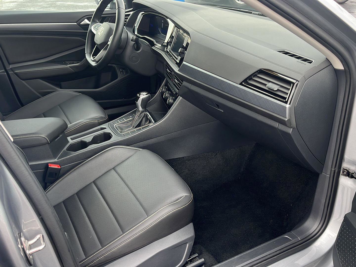 Used 2024 Volkswagen Jetta SE image 12