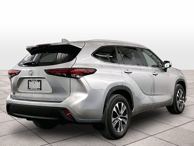 Used 2024 Toyota Highlander XLE AWD/4WD image 11