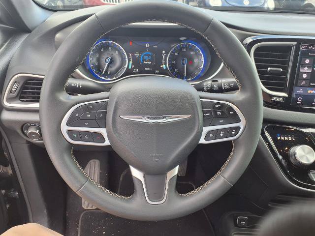 Used 2025 Chrysler Pacifica Select FWD image 8