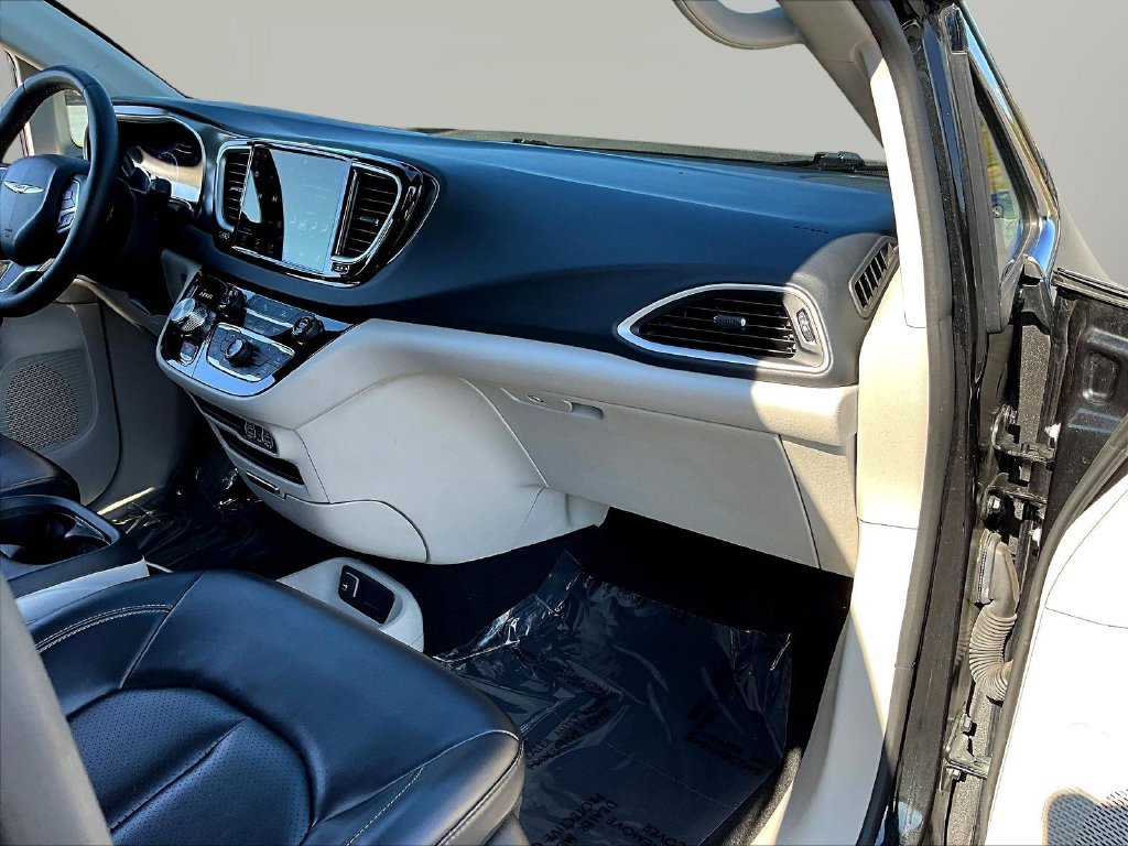 Used 2023 Chrysler Pacifica Touring-L FWD image 34