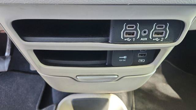 Used 2022 Chrysler Pacifica Touring-L FWD image 11