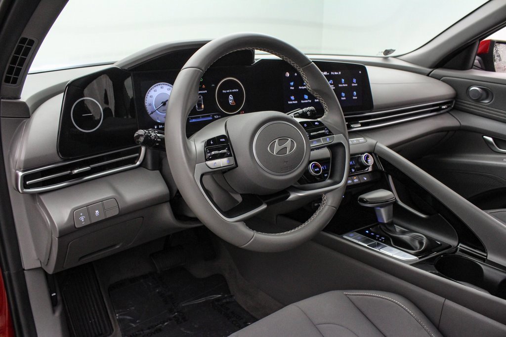 Used 2025 Hyundai Elantra SEL image 12