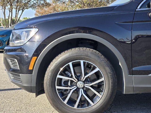 Used 2021 Volkswagen Tiguan SE w/ Panoramic Sunroof Package FWD image 9