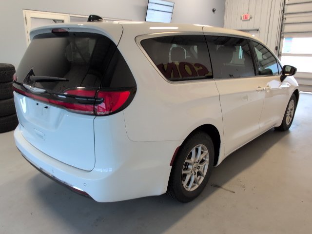 Used 2025 Chrysler Pacifica Select FWD image 5