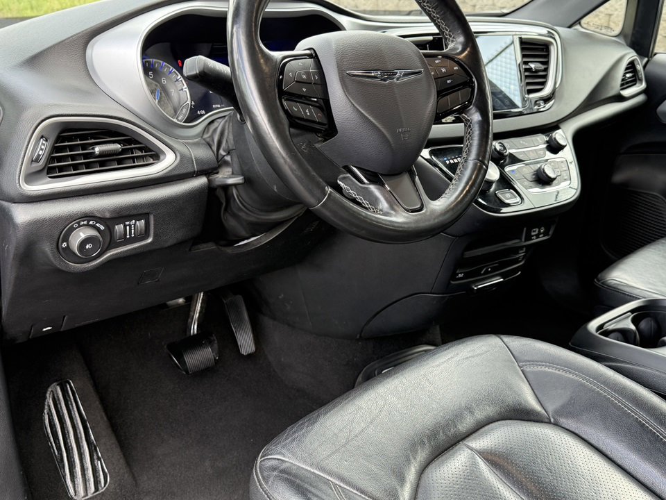 Used 2020 Chrysler Pacifica Touring-L Plus image 27