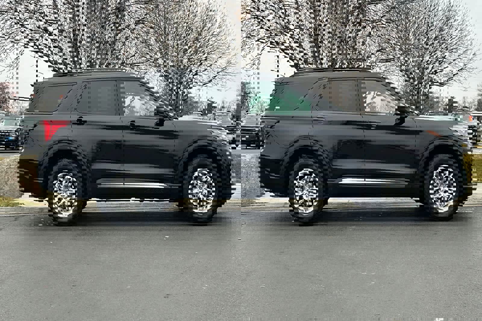 Certified 2025 Ford Explorer Active image 6