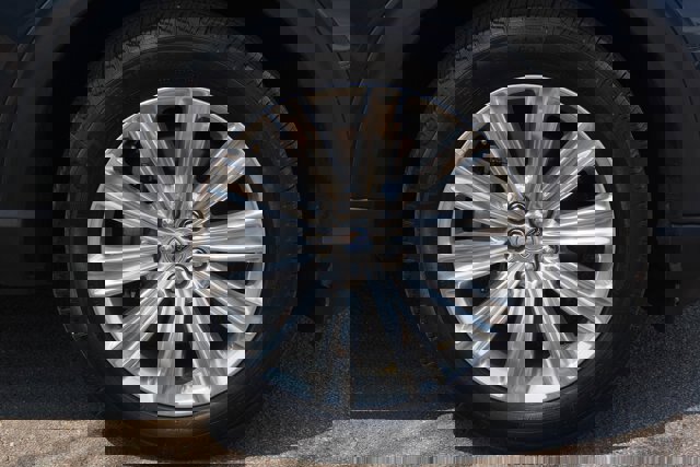 Certified 2023 Ford Explorer Limited w/ Hybrid Equipment Group 310A image 9