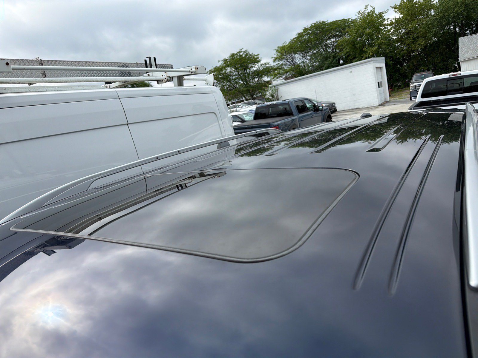 Used 2024 Nissan Armada SL w/ Captain's Chairs Package AWD/4WD image 4