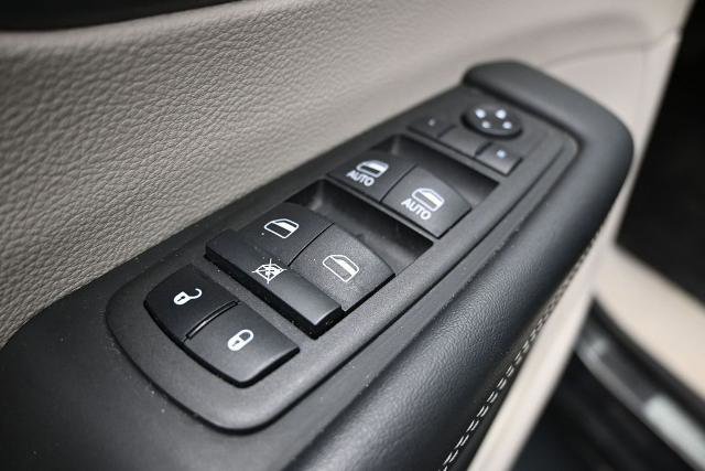 Used 2023 Chrysler Pacifica Touring-L FWD image 19