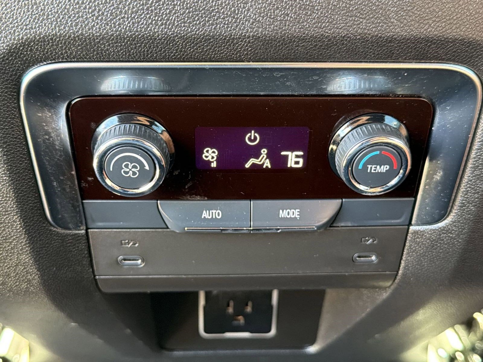 Used 2025 Chevrolet Suburban Z71 image 31