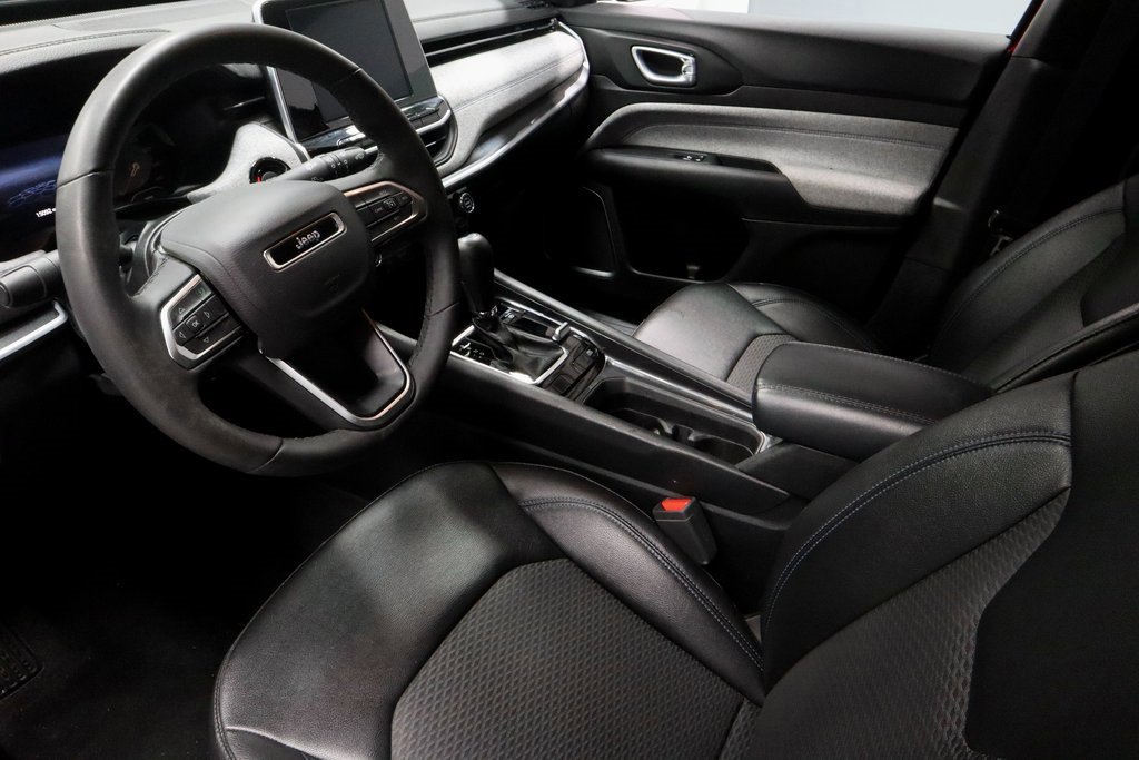 Used 2025 Jeep Compass Latitude image 23