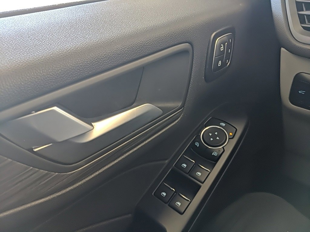 Certified 2025 Ford Escape Platinum w/ Premium Technology Package image 25