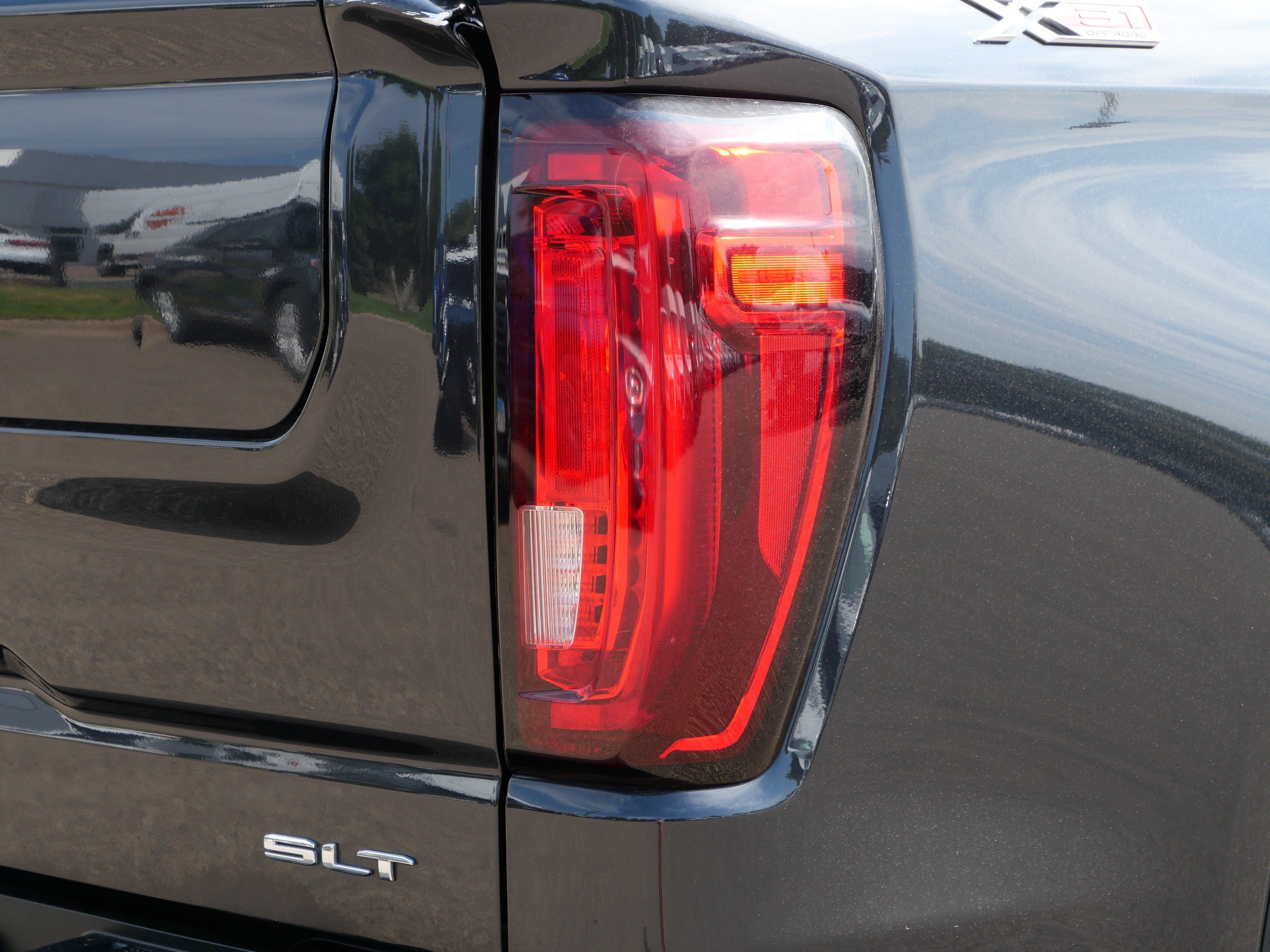 Used 2020 GMC Sierra 1500 SLT w/ SLT Premium Plus Package AWD/4WD image 17