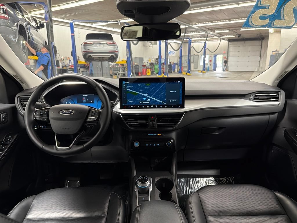 Certified 2025 Ford Escape Platinum AWD/4WD image 16