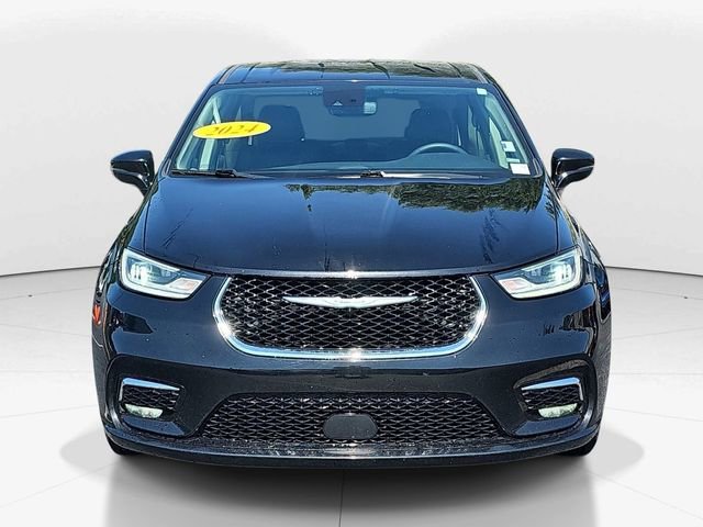 Used 2024 Chrysler Pacifica Touring-L FWD image 9
