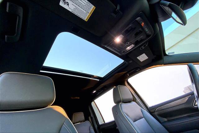 Used 2023 GMC Yukon XL SLT w/ SLT Premium Package image 13