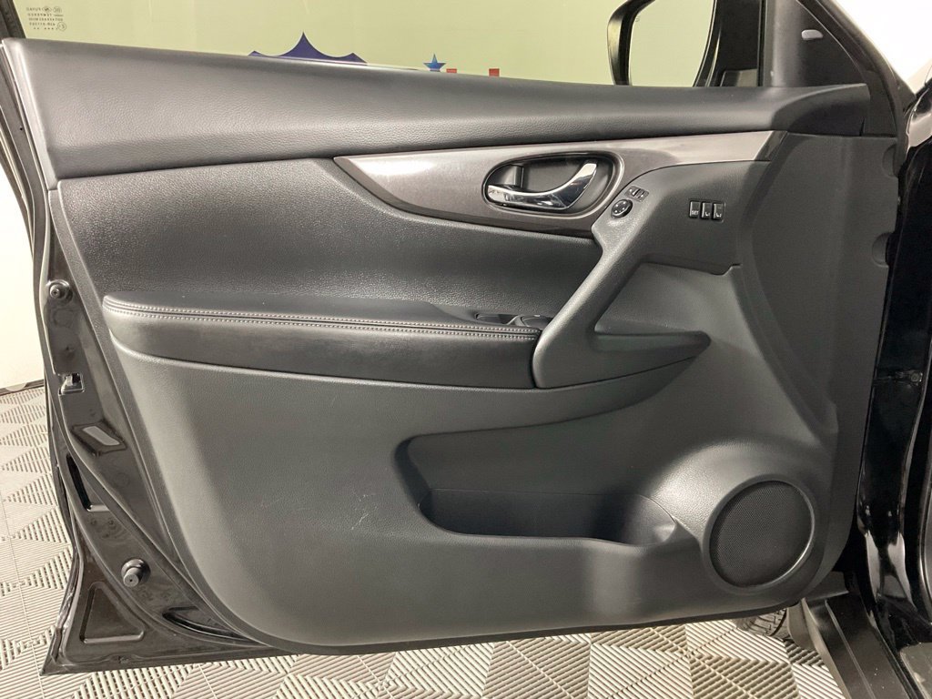 Used 2019 Nissan Rogue SV w/ Premium Package FWD image 12