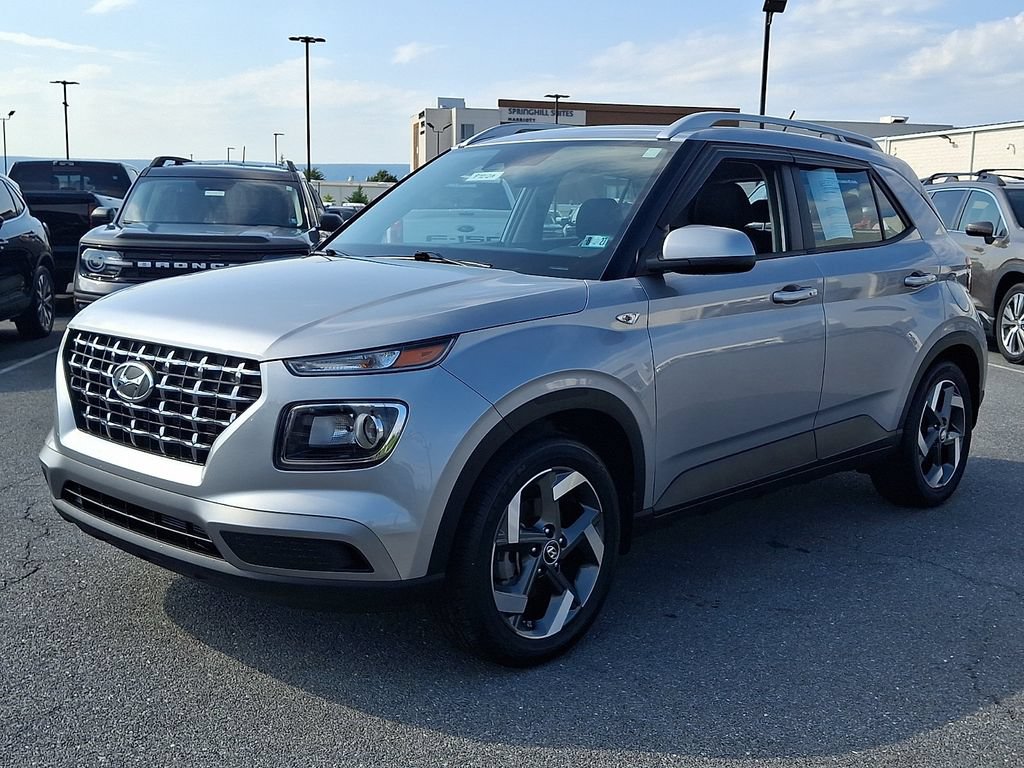 Used 2024 Hyundai Venue SEL FWD image 3