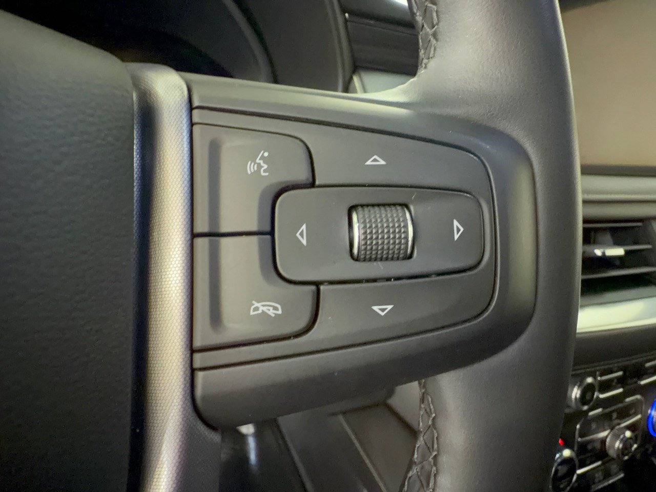 Used 2023 GMC Yukon SLT w/ SLT Luxury Package RWD image 19