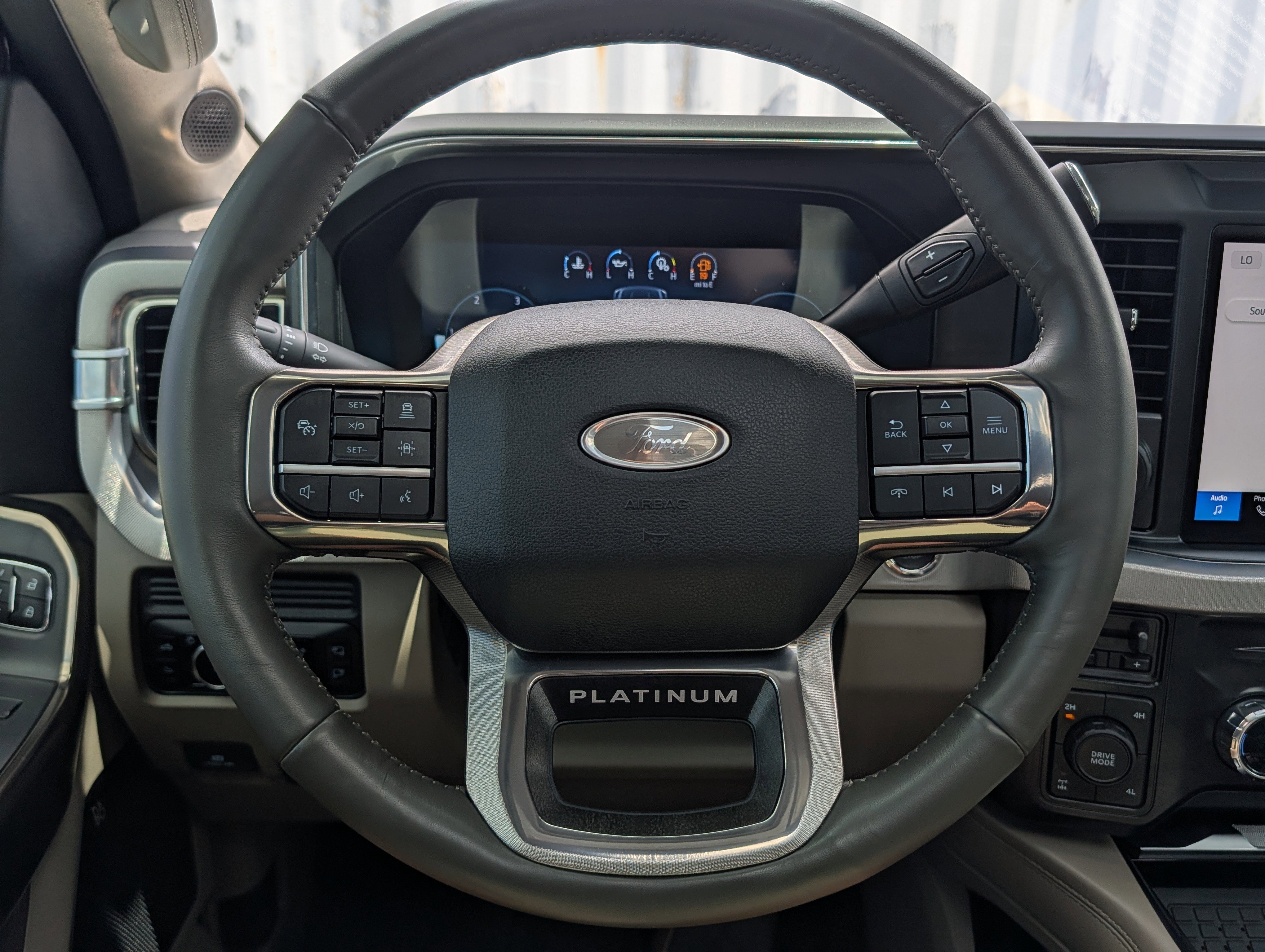 Certified 2025 Ford F250 Platinum w/ Platinum Plus Package AWD/4WD image 31