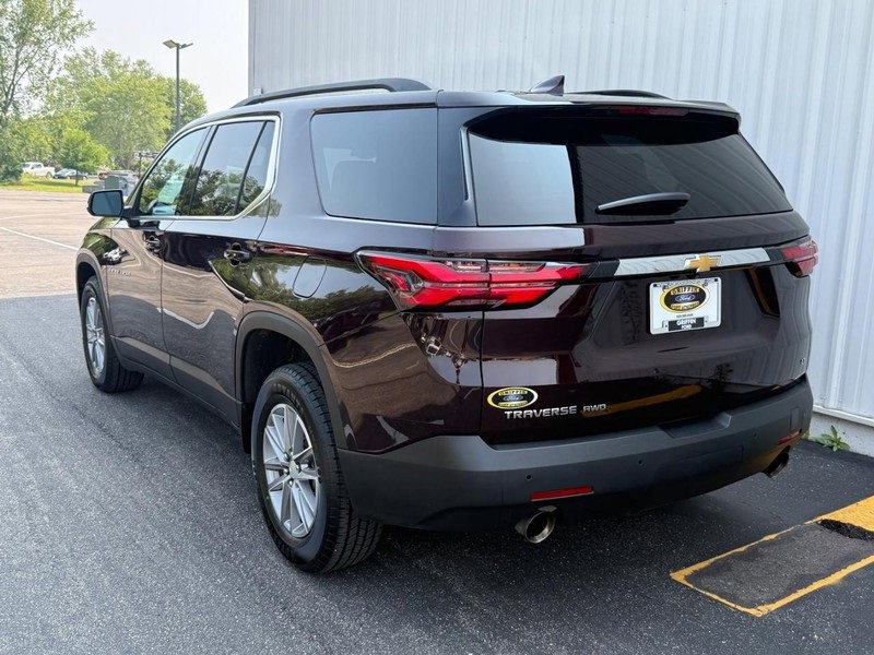 Used 2023 Chevrolet Traverse LT image 3