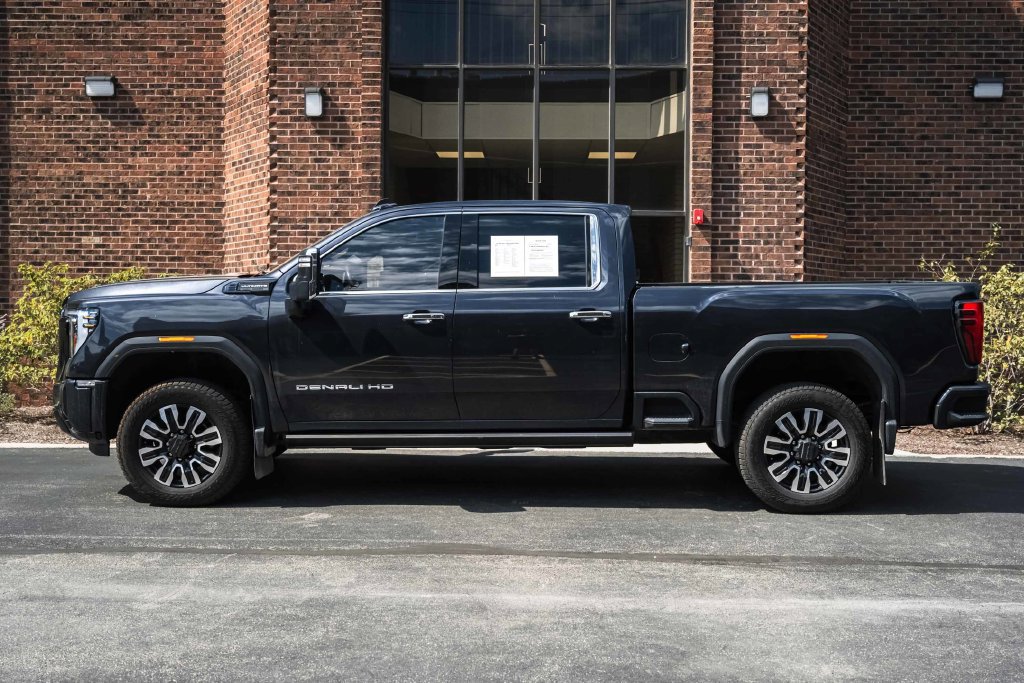 Used 2025 GMC Sierra 2500 Denali Ultimate w/ LPO, GMC Protection Package AWD/4WD image 3