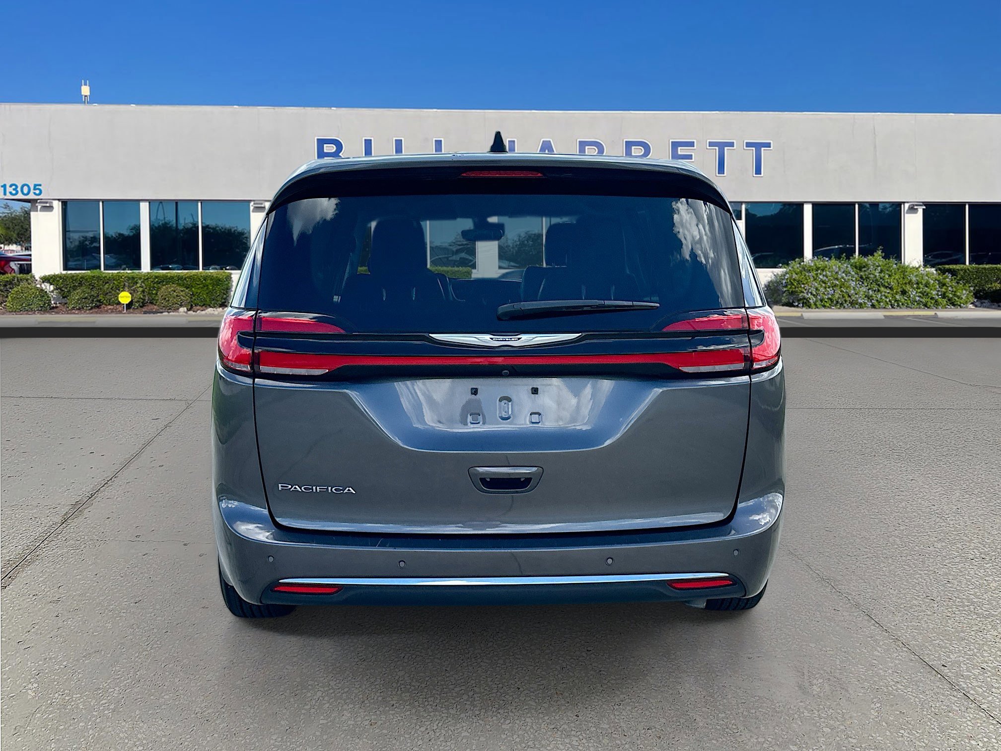 Used 2023 Chrysler Pacifica Touring-L image 4