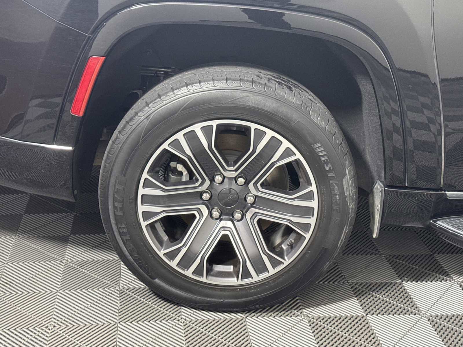 Used 2024 Jeep Wagoneer L Series II w/ Flexible Seating Group image 21