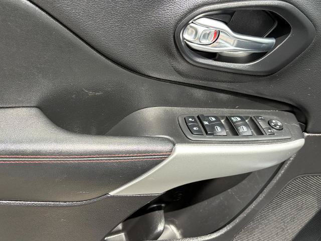 Used 2018 Jeep Cherokee Trailhawk AWD/4WD image 14