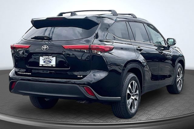 Used 2021 Toyota Highlander XLE FWD image 13