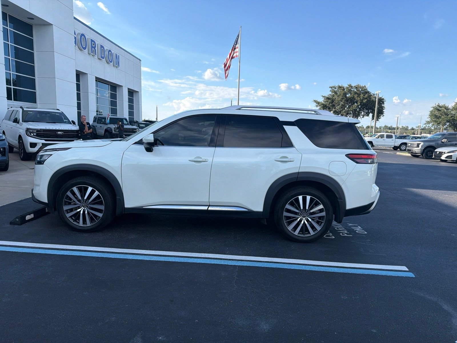 Used 2022 Nissan Pathfinder Platinum w/ Cargo Package FWD image 8