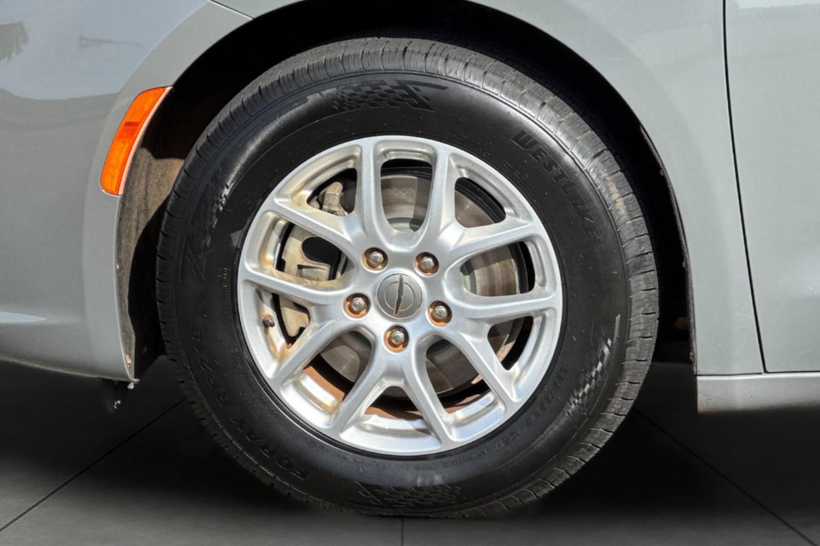 Used 2022 Chrysler Pacifica Touring-L FWD image 13