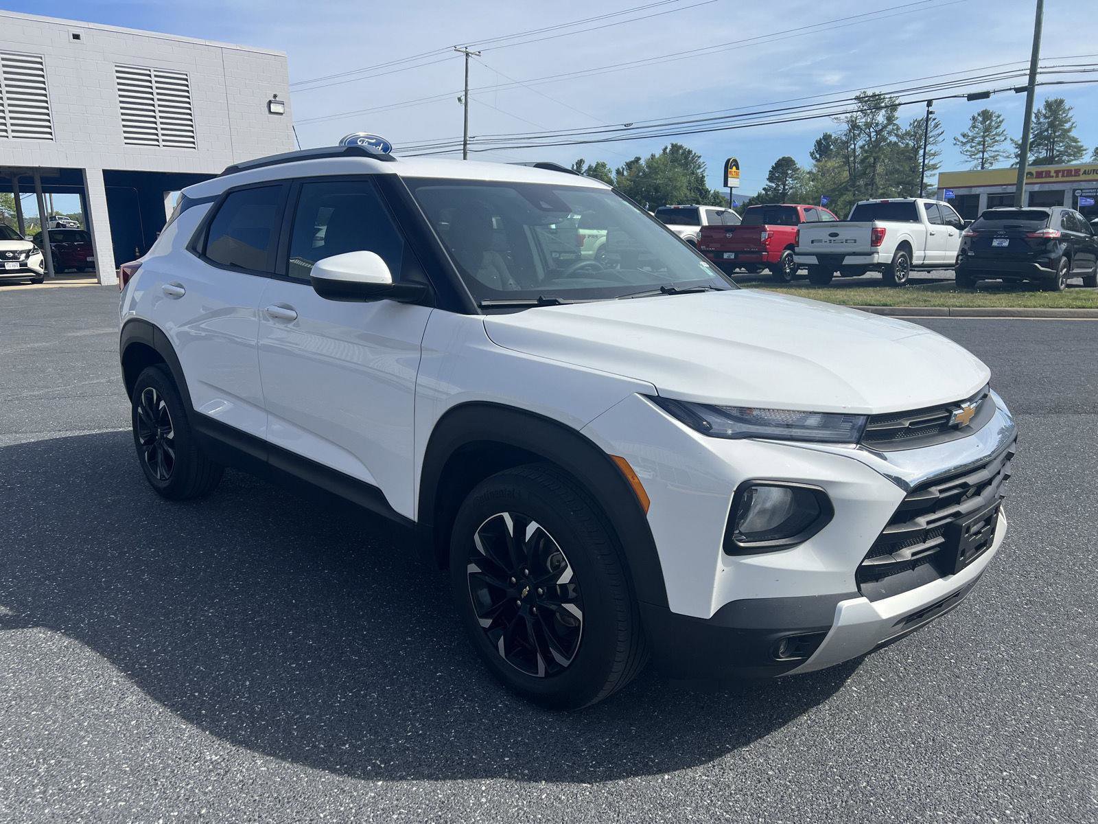 Used 2023 Chevrolet TrailBlazer LT w/ Convenience Package AWD/4WD image 1