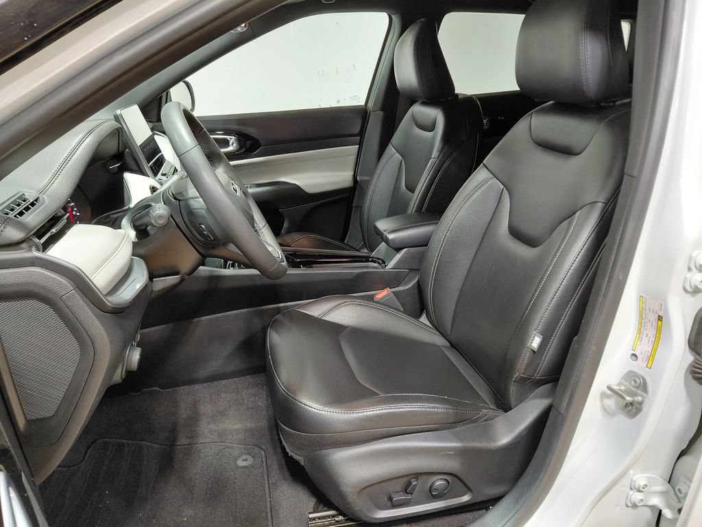 Used 2025 Jeep Compass Limited AWD/4WD image 4