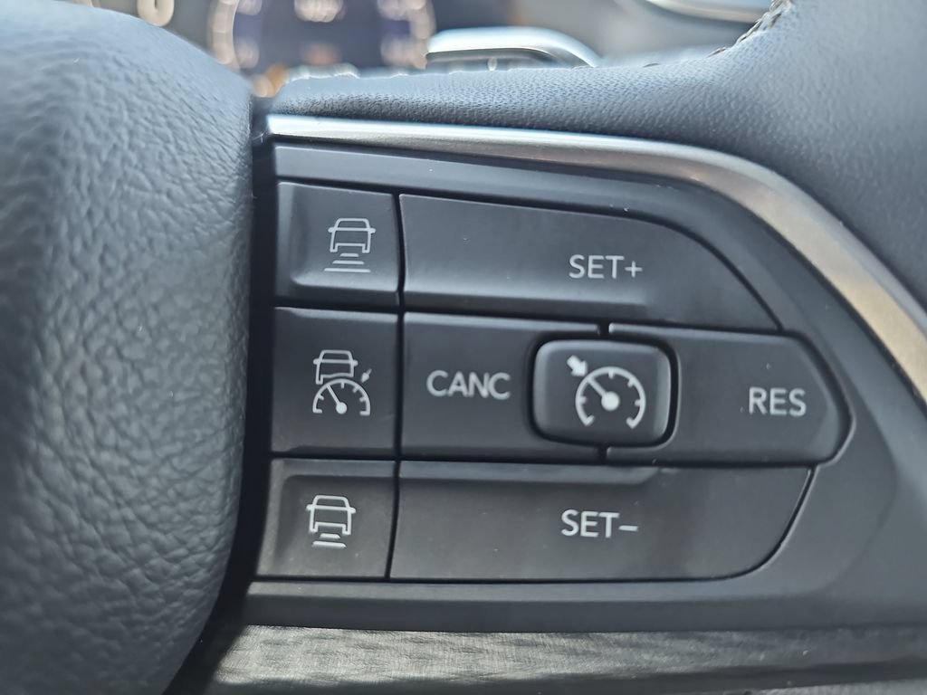 Used 2025 Jeep Grand Cherokee Altitude AWD/4WD image 18