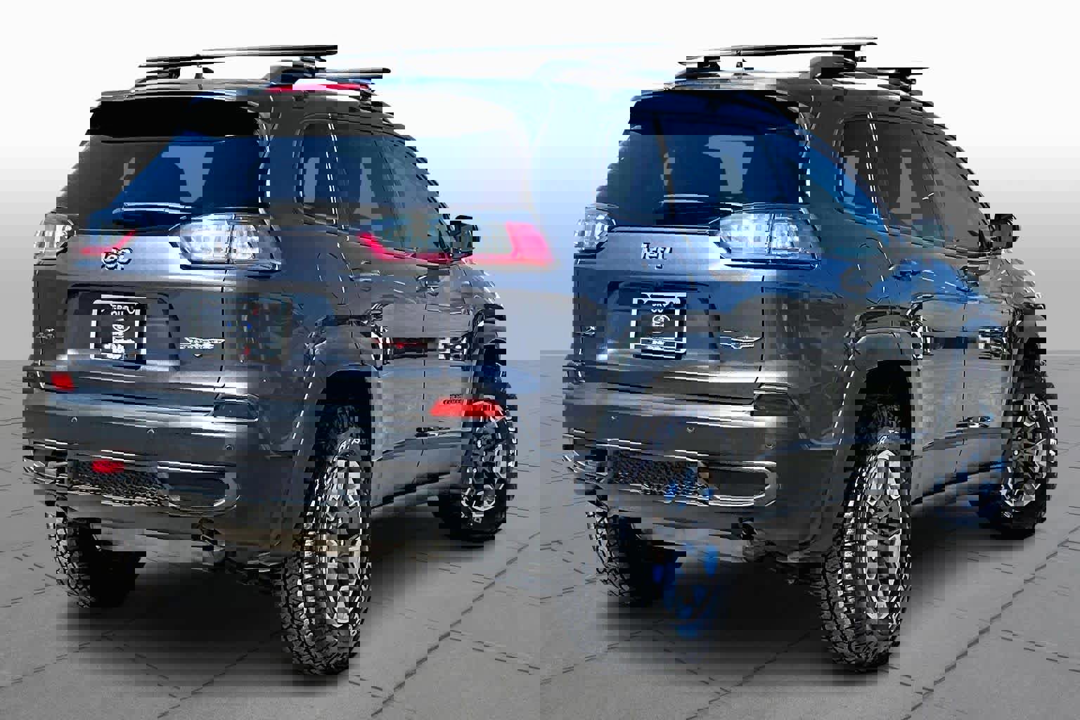 Used 2019 Jeep Cherokee Trailhawk w/ Comfort/Convenience Group AWD/4WD image 3