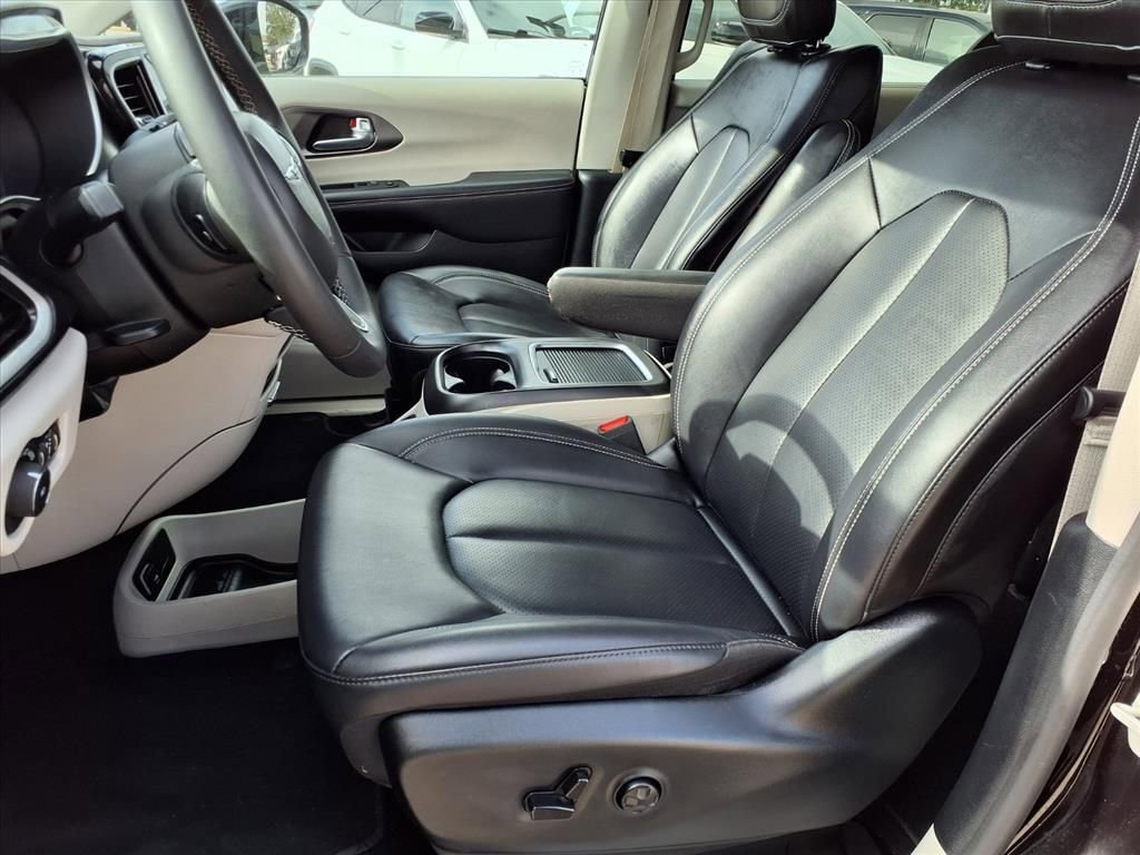 Used 2024 Chrysler Pacifica Touring-L image 26