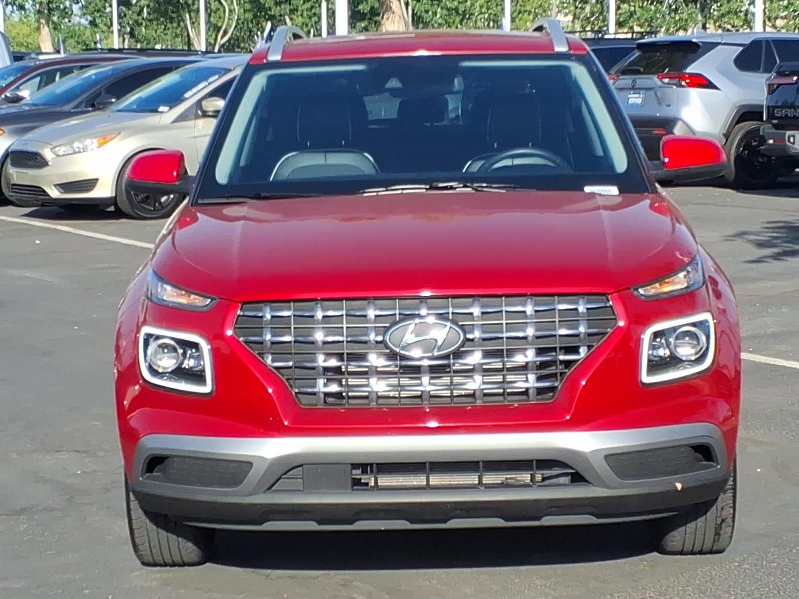 Used 2022 Hyundai Venue Limited FWD image 2