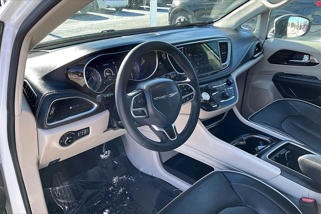 Used 2023 Chrysler Pacifica Limited image 13