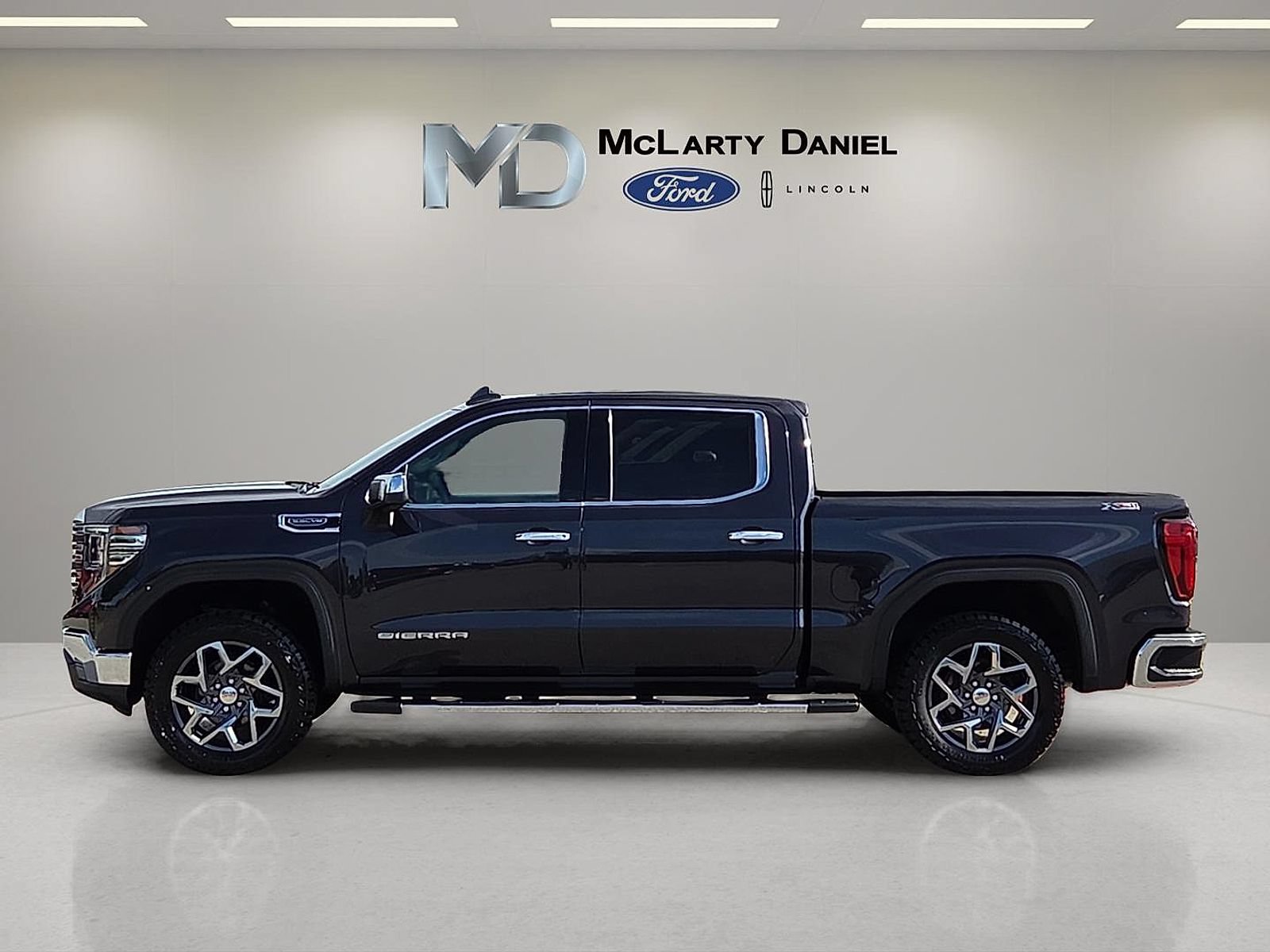 Used 2023 GMC Sierra 1500 SLT w/ SLT Convenience Package AWD/4WD image 3