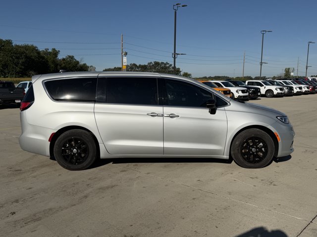 Used 2024 Chrysler Pacifica Touring-L FWD image 6