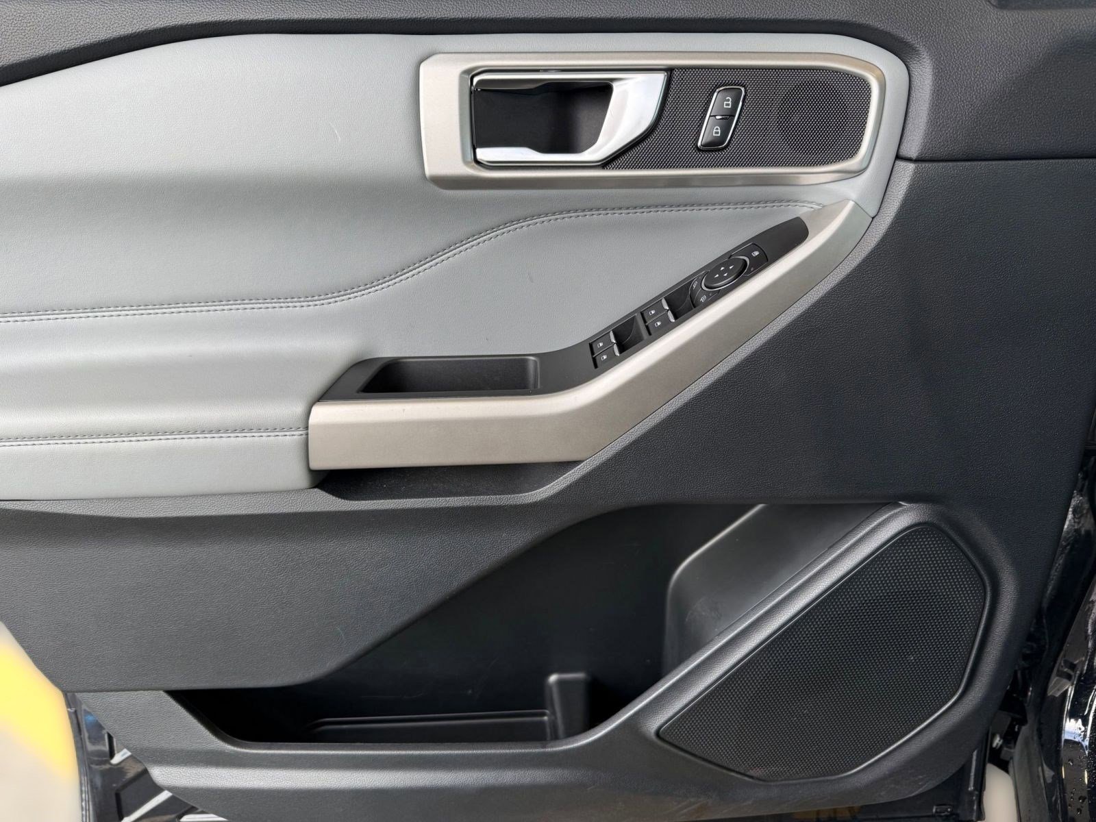 Certified 2022 Ford Explorer XLT w/ Equipment Group 202A image 22