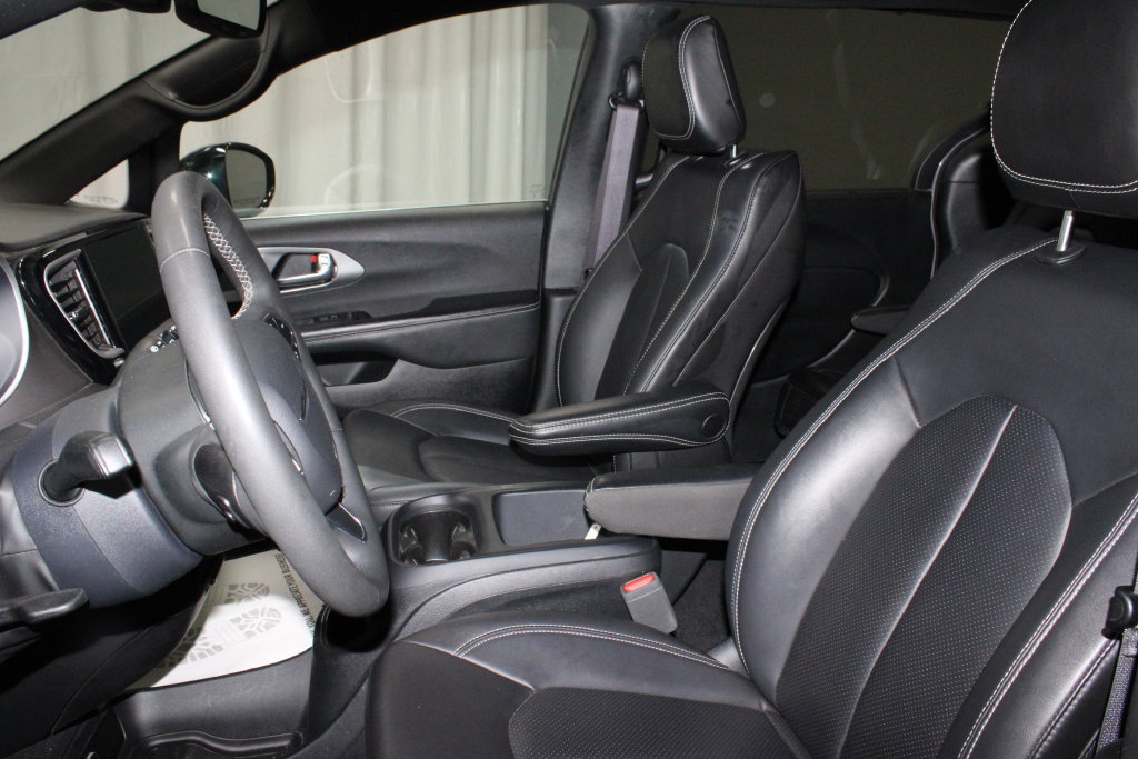 Used 2025 Chrysler Pacifica Select FWD image 24