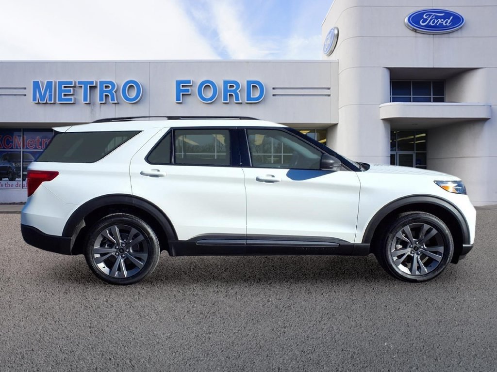 Certified 2021 Ford Explorer XLT w/ Equipment Group 202A AWD/4WD image 2