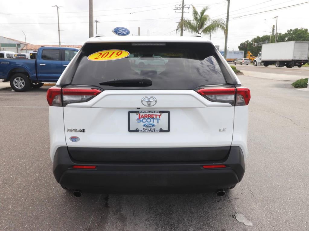 Used 2019 Toyota RAV4 LE image 4